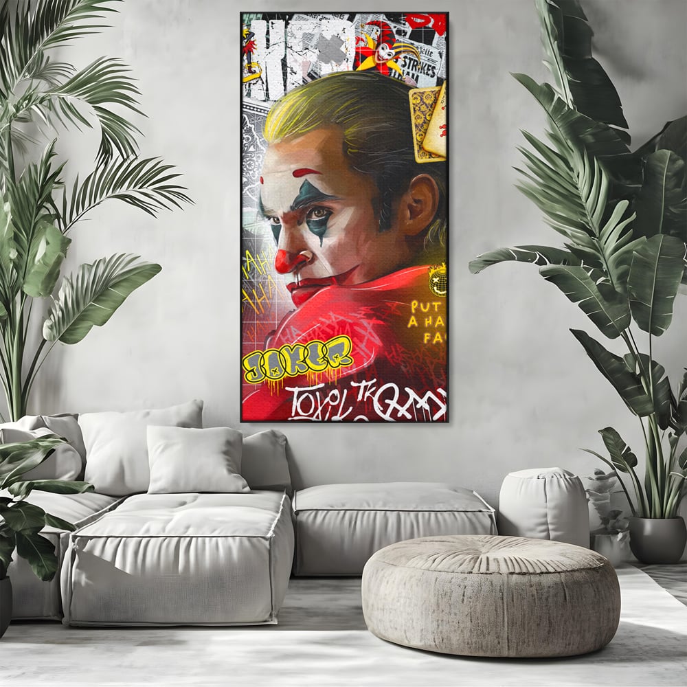 Tablou canvas cu tablou canvas cu portret joker, in rama de aluminiu negru, pe perete intr-un living